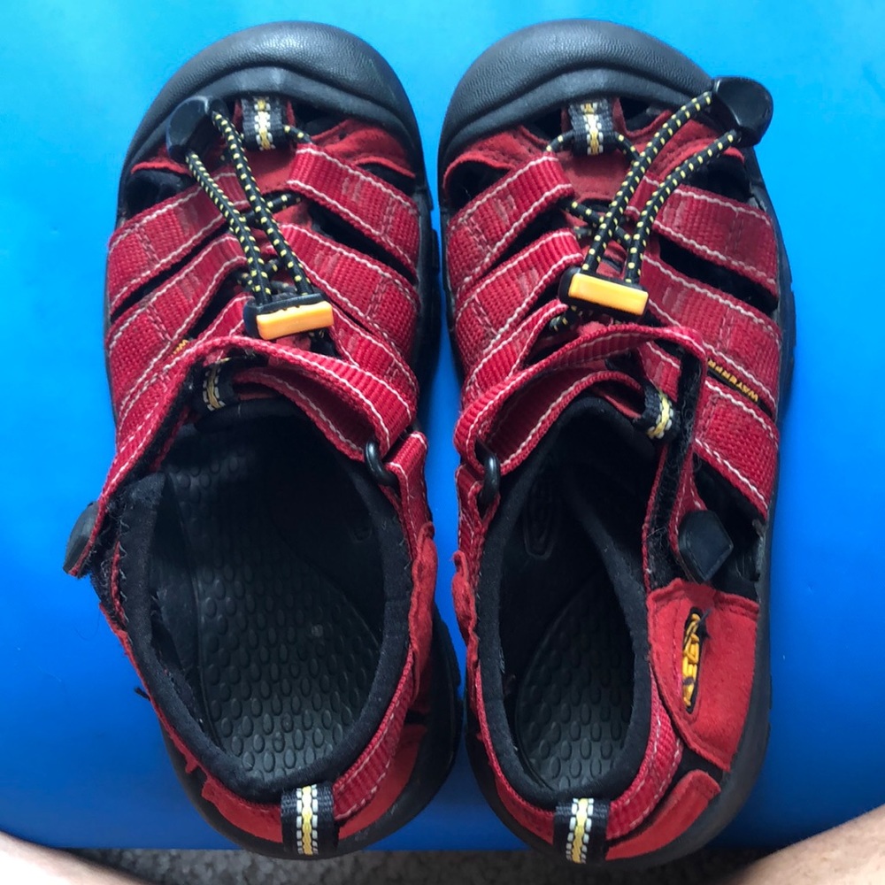 Boys Keen sandals size 1. Very gently worn.